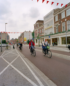 838717 Gezicht in de Burgemeester Reigerstraat te Utrecht, die kort geleden ingericht is als 'fietsstraat', richting ...